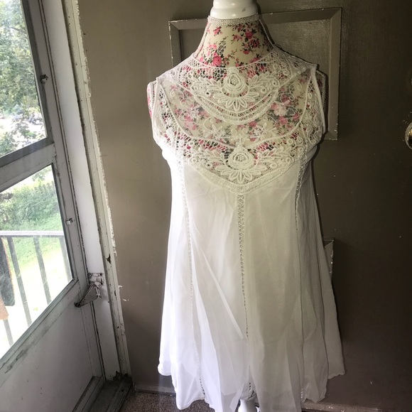 5⭐️LAST ONEHigh neck lace flowy dress ❗️ - Picture 4 of 8